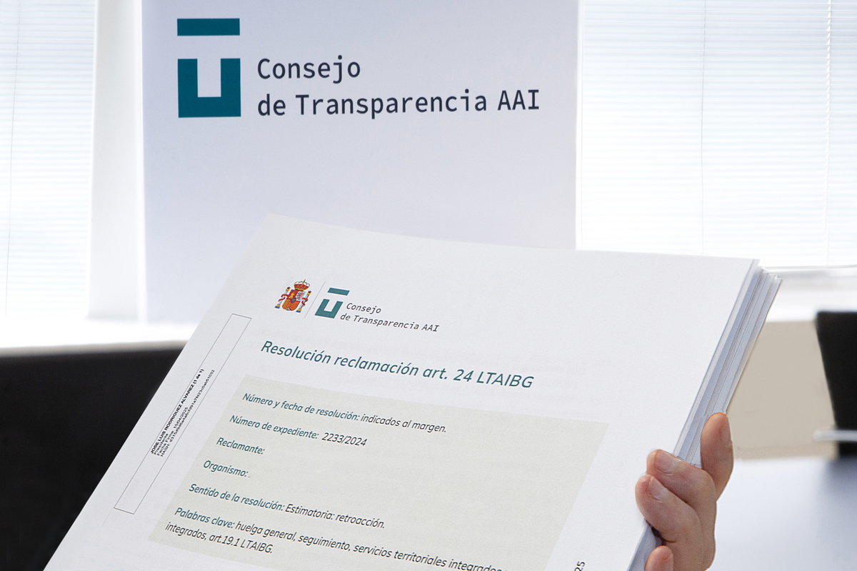 Una persona sostenint resolucions del Consell