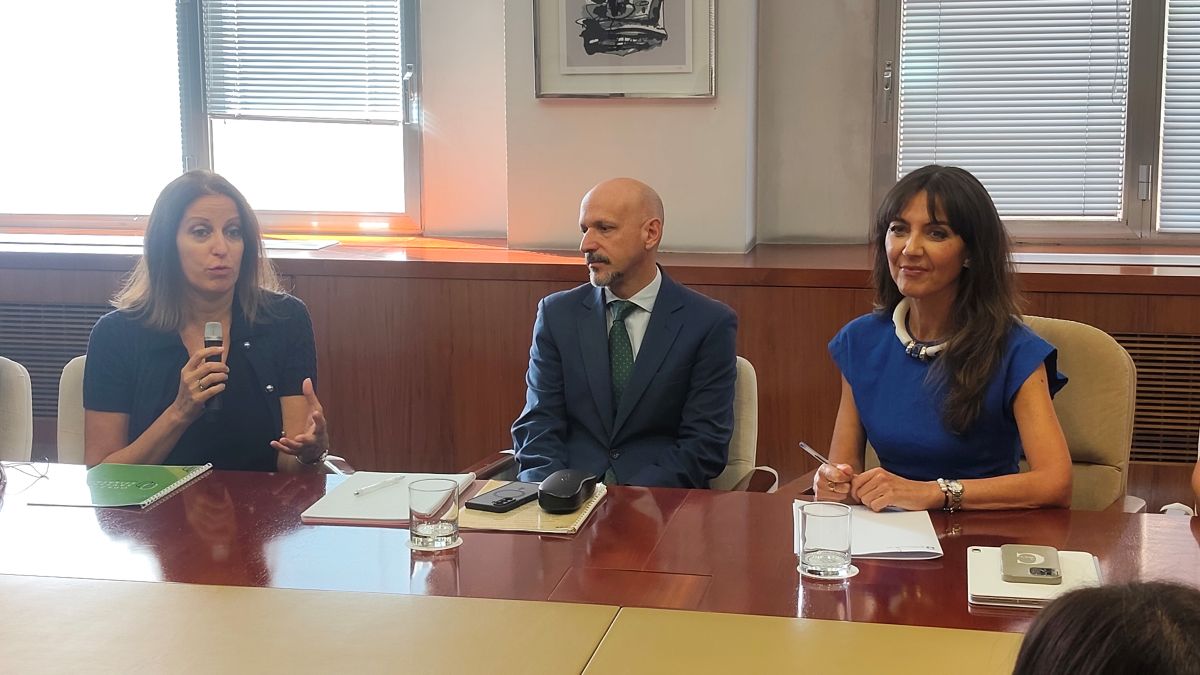 Intervenció d'Ana Illic, de NALED, organització sèrbia que va coordinar la visita d'estudis; al costat de Gonzalo Gómez, subdirector de Transparència del Consell de Transparència, i la presidenta del Consell de Transparència, Concepción Campos Encunya.