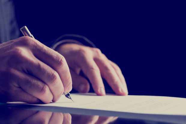 persona signant un contracte