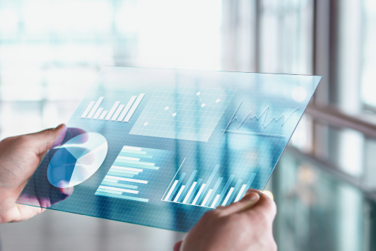 mans sostenint unes estadístiques