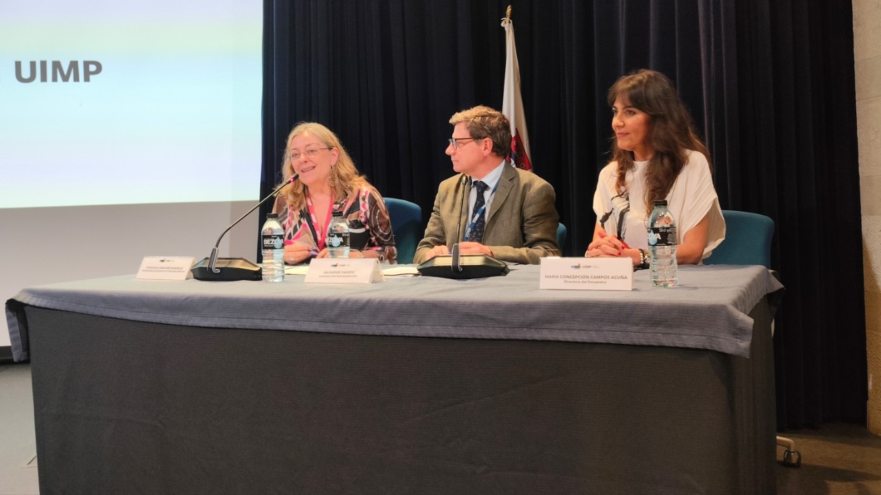 La secretaria de Estado de Función Pública, Consuelo Sánchez, el vicerrector de Formación de la UIMP, Salvador Torodo, y la presidenta del CTBG, Concepción Campos