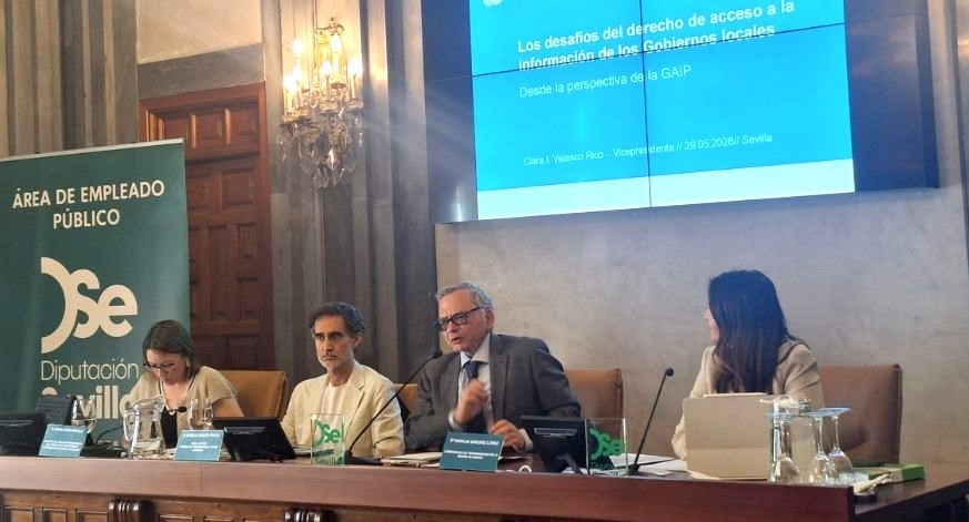 Imagen de la mesa redonda "Desafíos del derecho de acceso a la información de los Gobiernos locales desde la perspectiva de los órganos de garantía”, moderada por Enrique Orduña