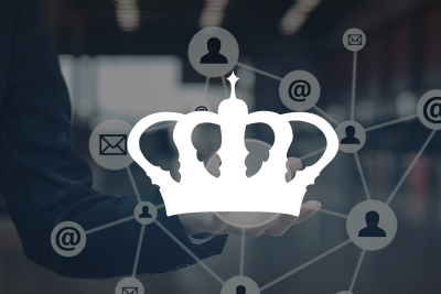 ilustración de una corona delante de iconos de comunicaciones