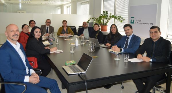 Imagen de la reunión celebrada en el Consejo con representantes del Instituto de Acceso a la Información Pública de Honduras y de la organización IDLO. 