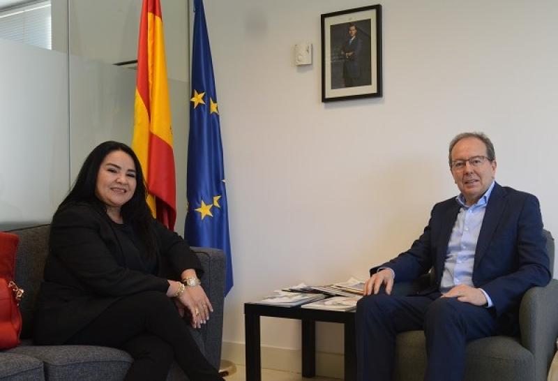 Reunión de la comisionada del IAIP de Honduras, Lucy Hernández, con el presidente del Consejo de Transparencia, José Luis Rodríguez Álvarez. 