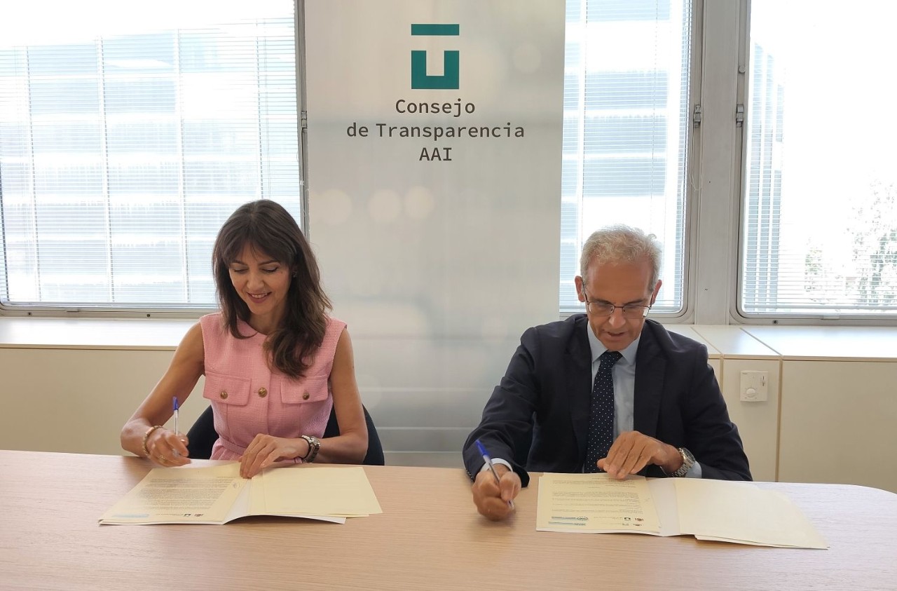 Concepción Campos, President of the Transparency Council, and Luis Martínez-Sicluna, General Secretary of the FEMP, at the signing of the agreement