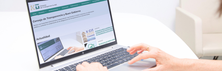 pertsona bat ordenagailu batera igotzen