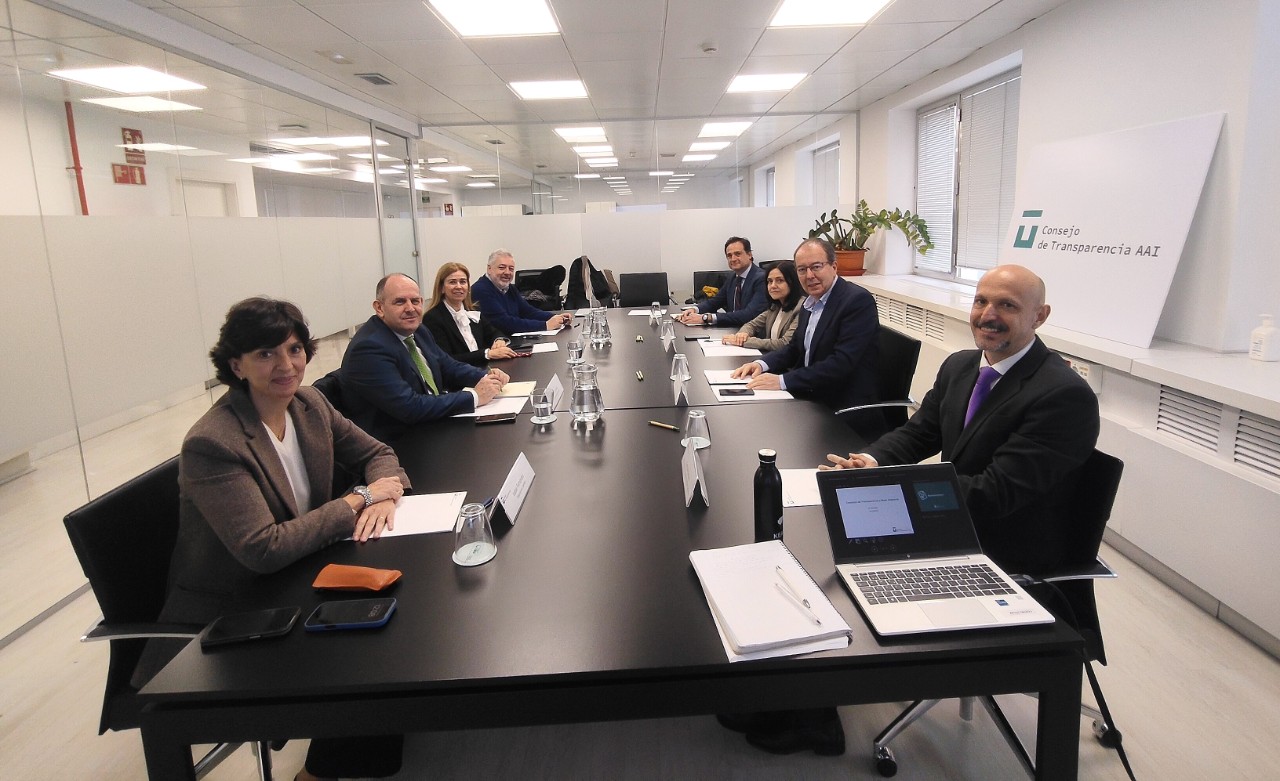 Asistentes á reunión da Comisión de Transparencia e Bo Goberno celebrada o 16 de decembro de 2025