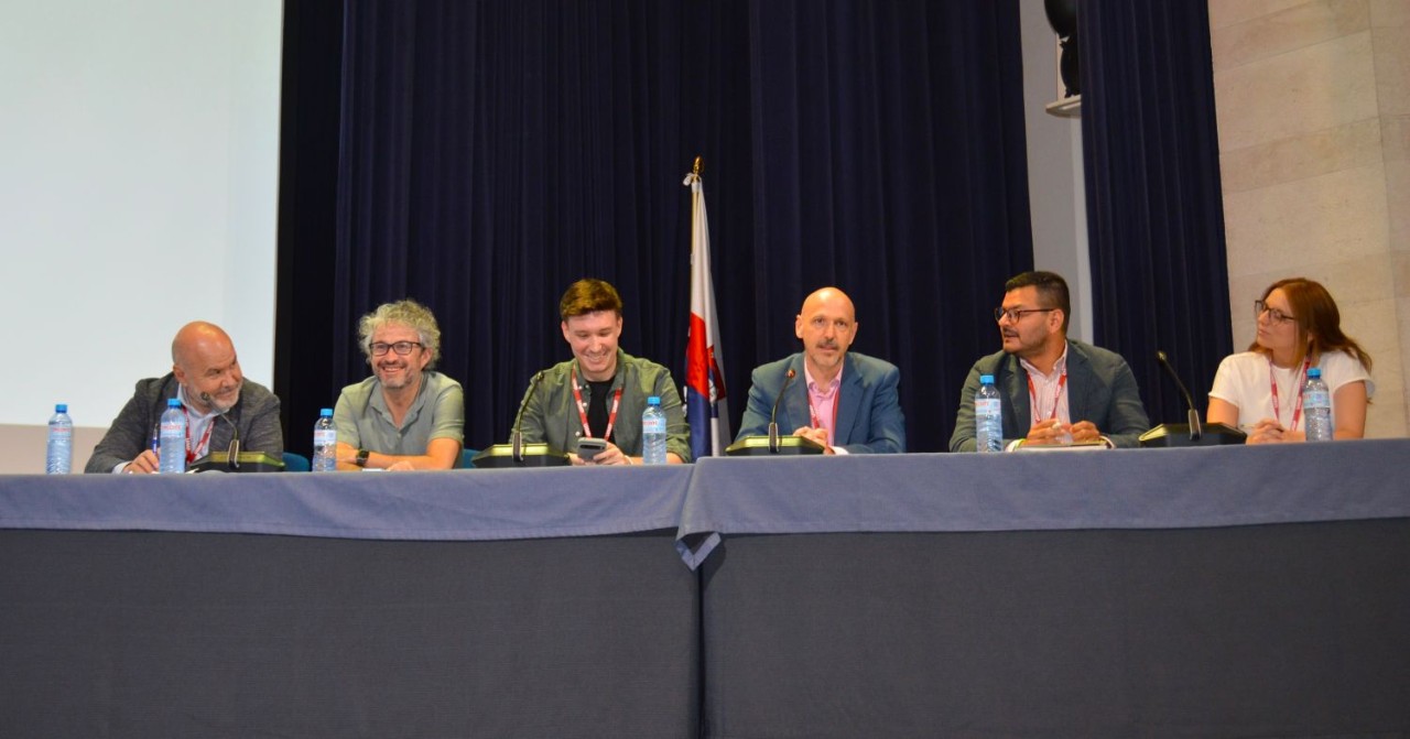 Representes das organizacións da sociedade civil durante a súa intervención