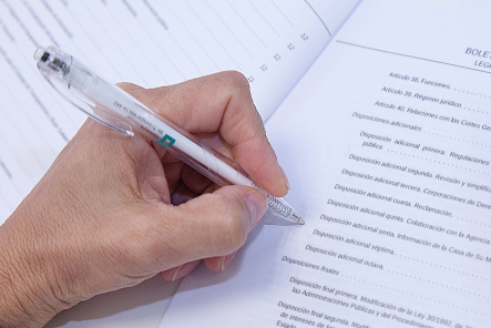 Mano cun boli sobre unha lei