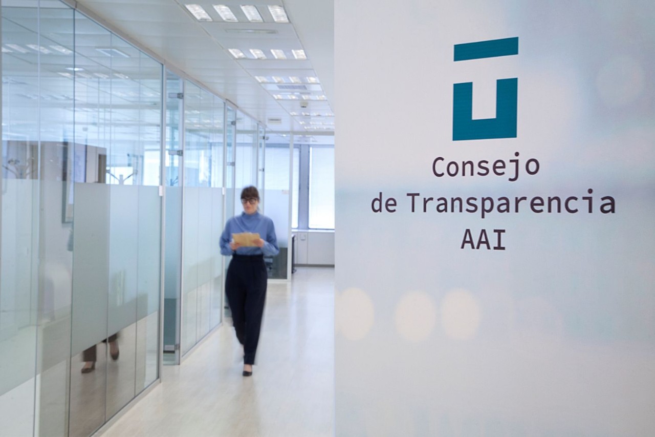 Persona caminando por las oficinas del Consejo