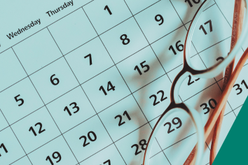 unas gafas sobre un calendario 