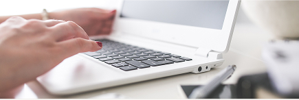 unes mans treballant sobre un ordinador