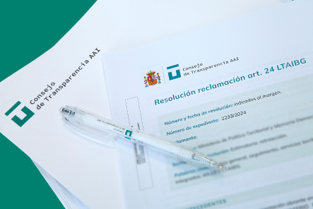 Bolígrafo sobre resolucions del Consell